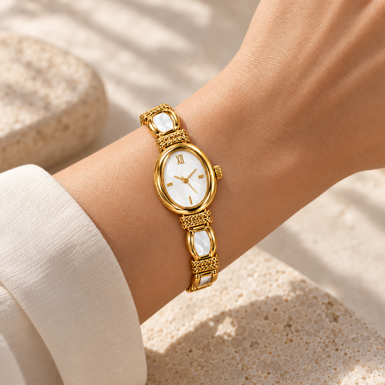 Timeless Bracciale/Orologio indossato, versione gold con maglie bianche