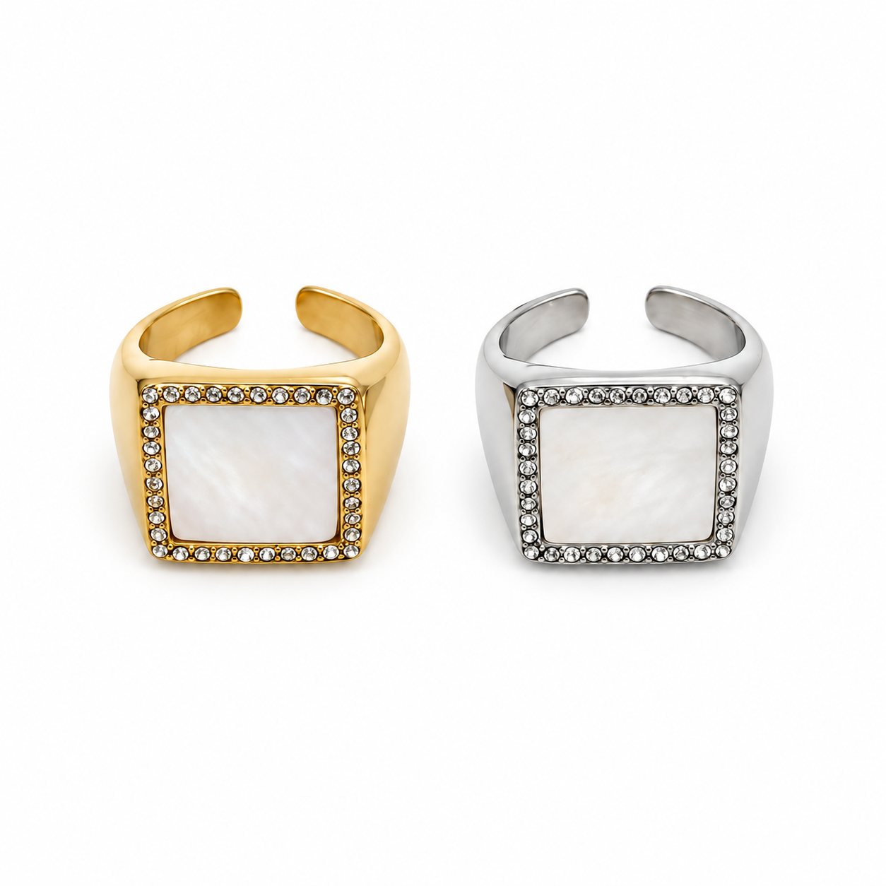 Anello Essenza con placca quadrata chiara e cornice di punti luce, versioni gold e silver