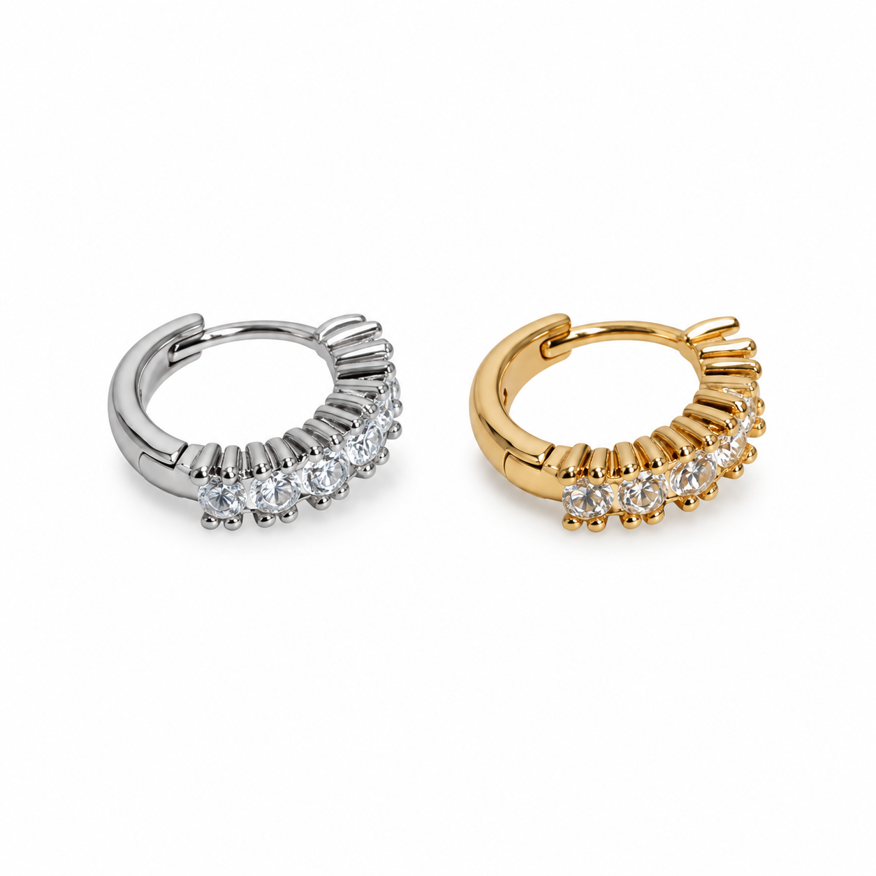 Orecchino Zirconia, mini cerchio con fila di strass, versioni argento e oro giallo